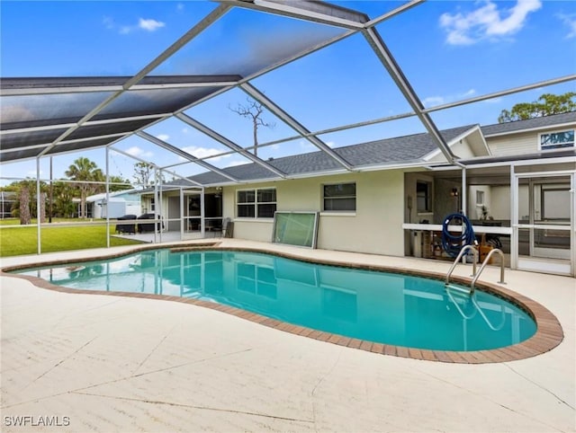 3704 Blue Heron Dr, Fort Myers, FL 33908 - swimming pool featuring a patio and a lanai