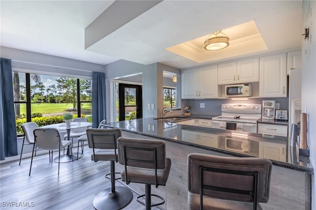 5870 Trailwinds Dr Unit 614, Fort Myers, FL 33907 - photo 2