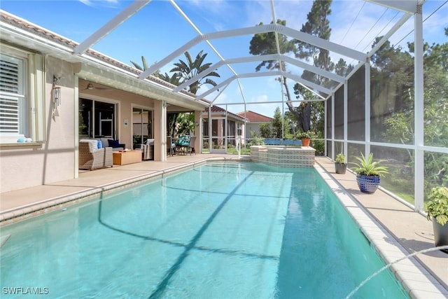 5730 Lago Villaggio Way, Naples, FL 34104 - view of swimming pool with outdoor lounge area, a patio, a pool with connected hot tub, a ceiling fan, and a lanai