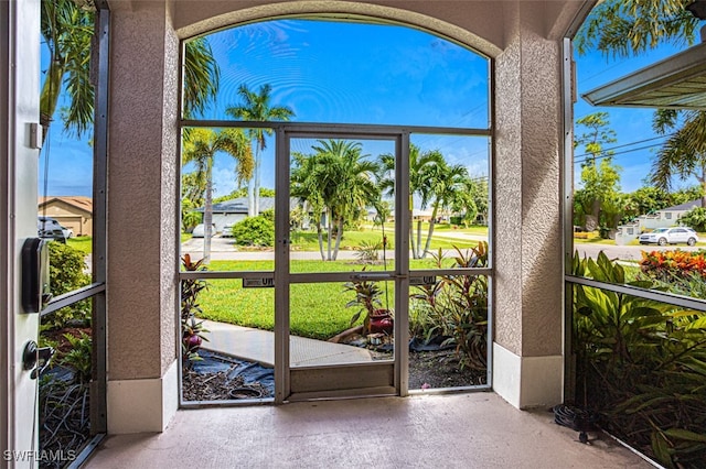 914 SW 9th Ct, Cape Coral, FL 33991 - entryway featuring a textured wall
