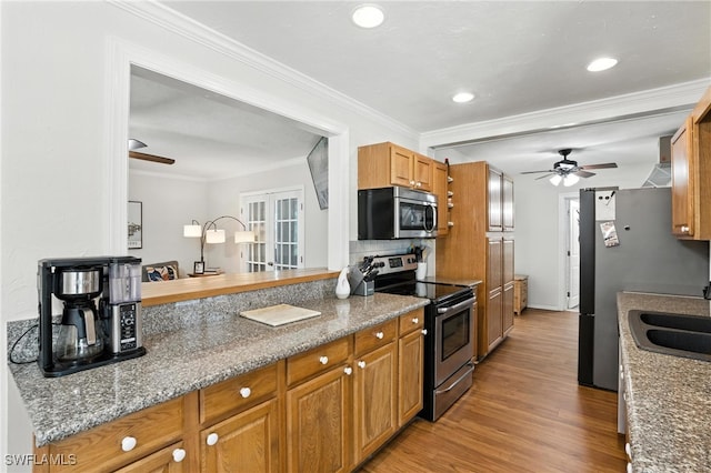 1423 Charles Rd, Fort Myers, FL 33919 - kitchen featuring stainless steel appliances, a ceiling fan, light wood-type flooring, ornamental molding, and recessed lighting