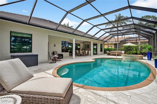 7637 Mulberry Ln, Naples, FL 34114 - view of pool with a patio, a pool with connected hot tub, a ceiling fan, and a lanai