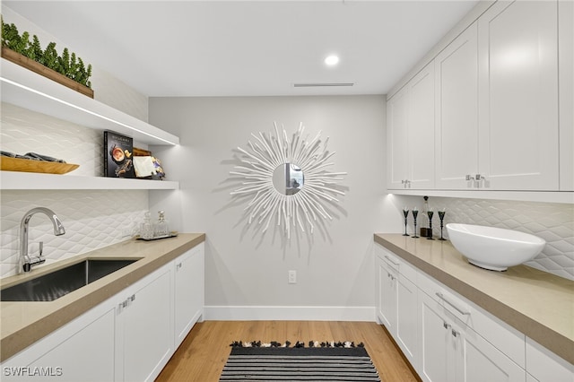 13925 Old Coast Rd Unit 403, Naples, FL 34110 - indoor wet bar featuring light wood-style floors, backsplash, and recessed lighting