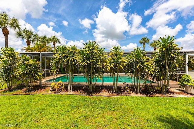 401 NE 14th Pl, Cape Coral, FL 33909 - swimming pool featuring a yard and a lanai