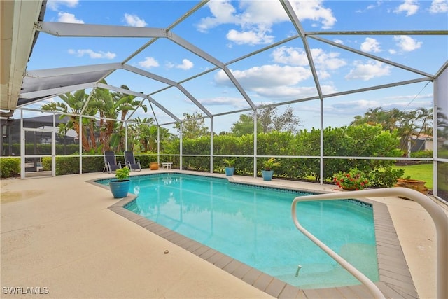 17936 Courtside Landings Cir, Punta Gorda, FL 33955 - outdoor pool with a patio