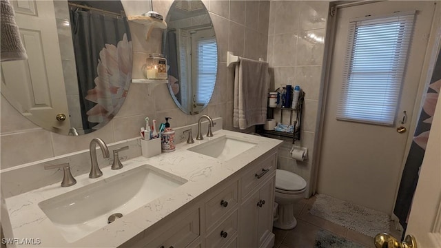 169 SE 21st St, Cape Coral, FL 33990 - full bathroom featuring tile walls, backsplash, double vanity, and curtained shower