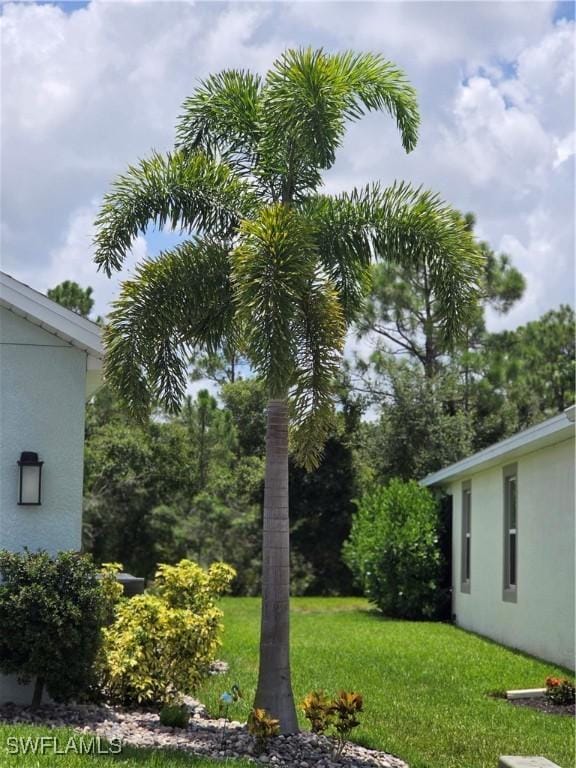 8868 E Cascade Price Cir, North Fort Myers, FL 33917 - view of green lawn