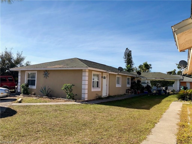 ranch-style home featuring a front lawn