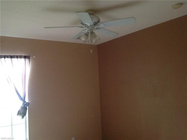 room details featuring ceiling fan