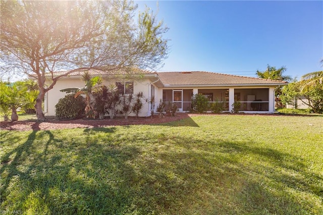 view of front of property featuring a front lawn