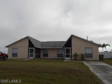 single story home with a front lawn