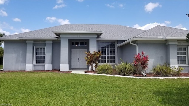 view of front facade with a front lawn