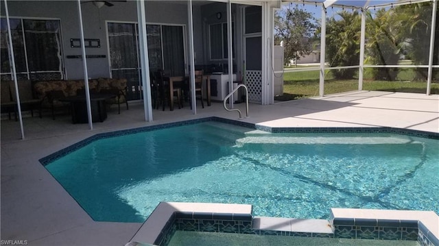 view of pool featuring an in ground hot tub, a lanai, and a patio