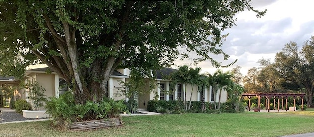 view of yard with a pergola