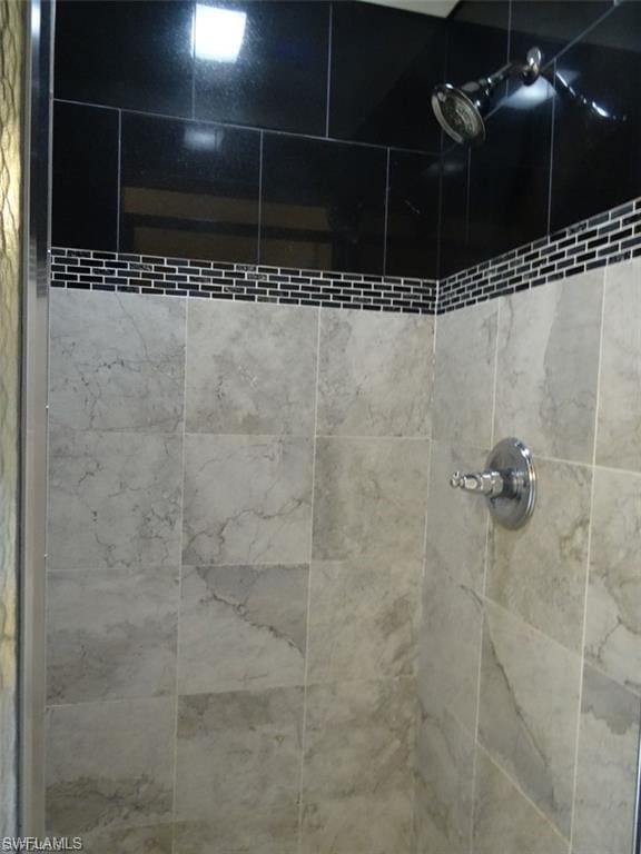 interior details with a tile shower