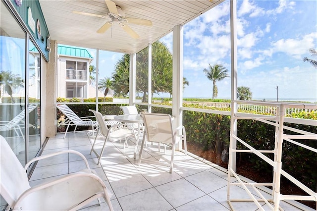 sunroom / solarium featuring ceiling fan