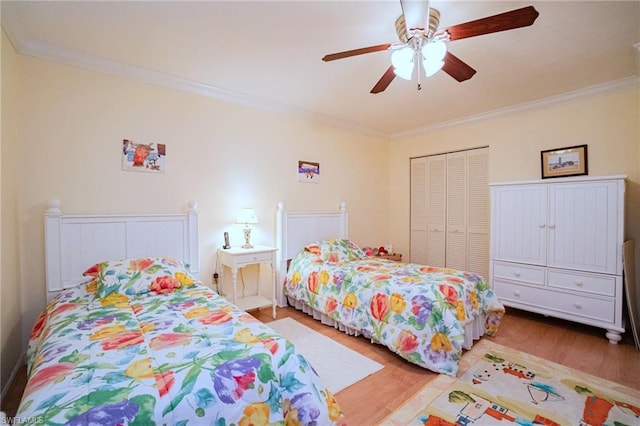 bedroom with a closet, ceiling fan, ornamental molding, and light hardwood / wood-style flooring