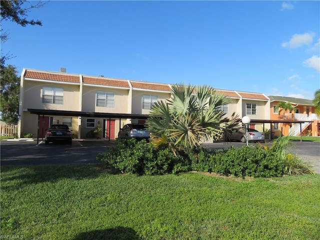 view of front of property featuring a carport and a front lawn