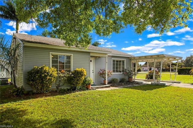 view of front of home featuring central AC unit, a pergola, and a front yard