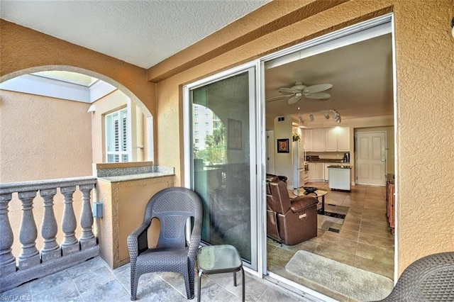 balcony featuring ceiling fan