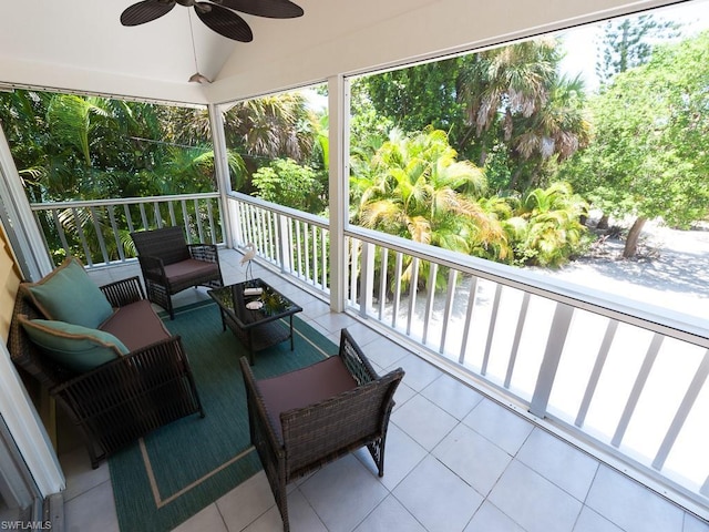 sunroom with ceiling fan