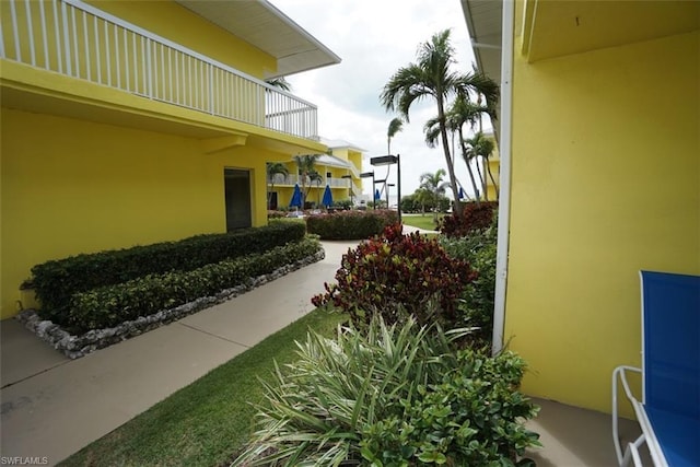 view of yard with a balcony