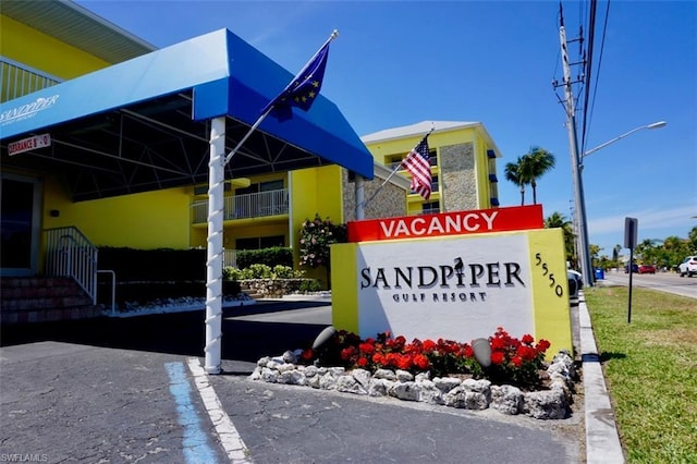 view of community / neighborhood sign