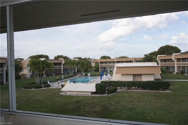 view of swimming pool featuring a yard