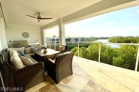 balcony with an outdoor hangout area and ceiling fan