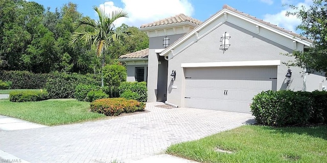 view of front of property featuring a front lawn and a garage