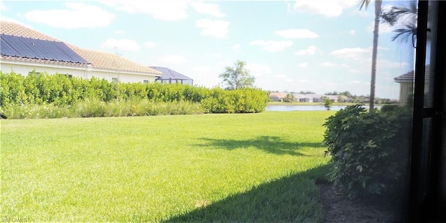 view of yard featuring a water view