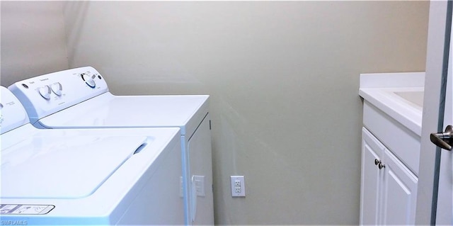 laundry room featuring cabinets and independent washer and dryer