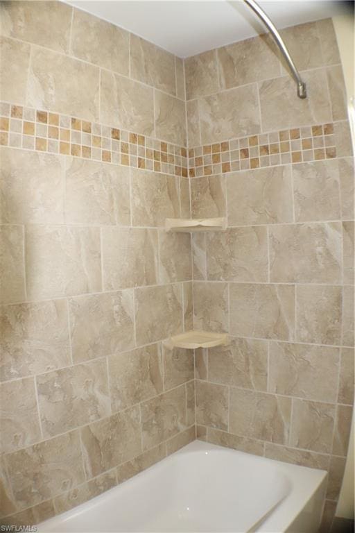 bathroom with tiled shower / bath