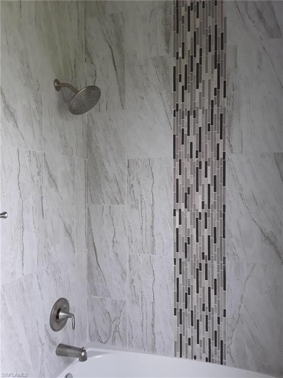 room details featuring tiled shower / bath combo