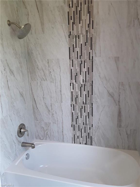 bathroom featuring tiled shower / bath