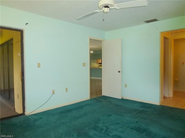 carpeted empty room featuring ceiling fan