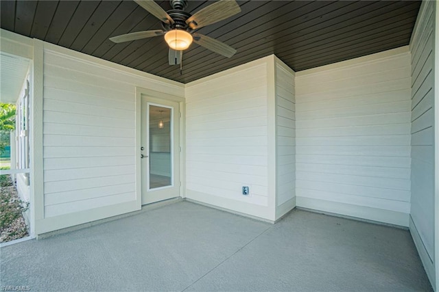 view of terrace with ceiling fan