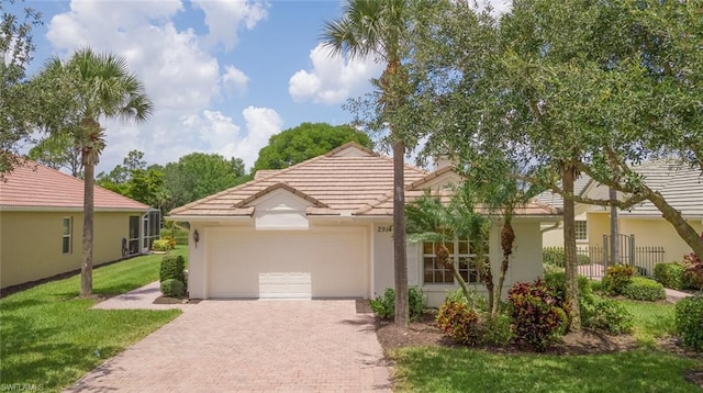 view of front of property featuring a front lawn and a garage