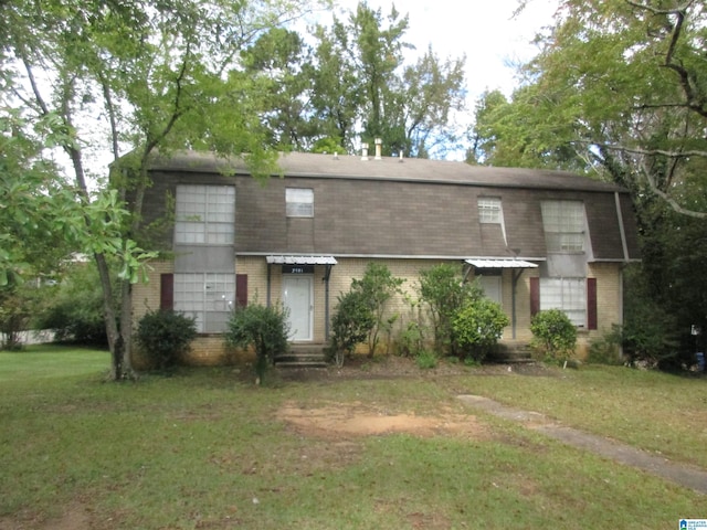 view of front of home featuring a front yard