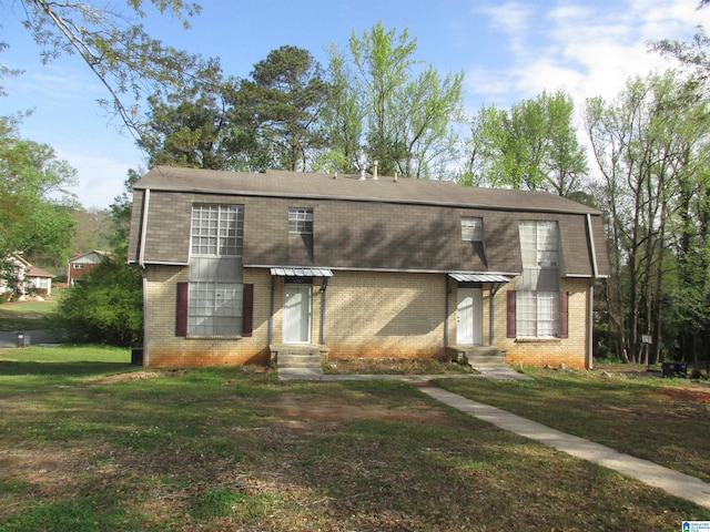 view of front of home featuring a front lawn