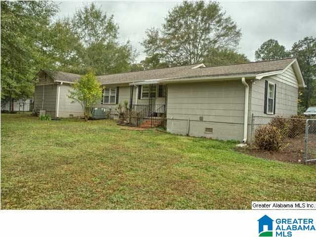 back of house featuring a lawn