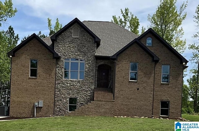 view of front of home featuring a front lawn