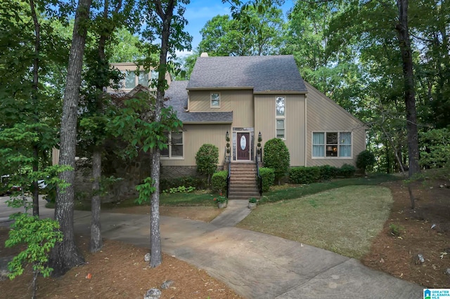 view of front facade with a front yard