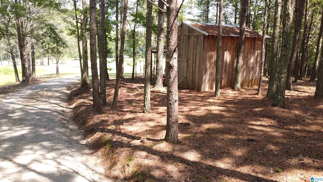 view of yard with an outdoor structure