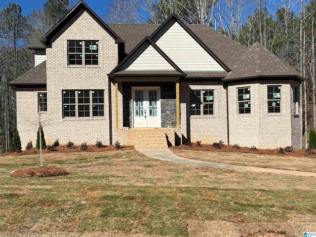 view of front of property featuring a front yard