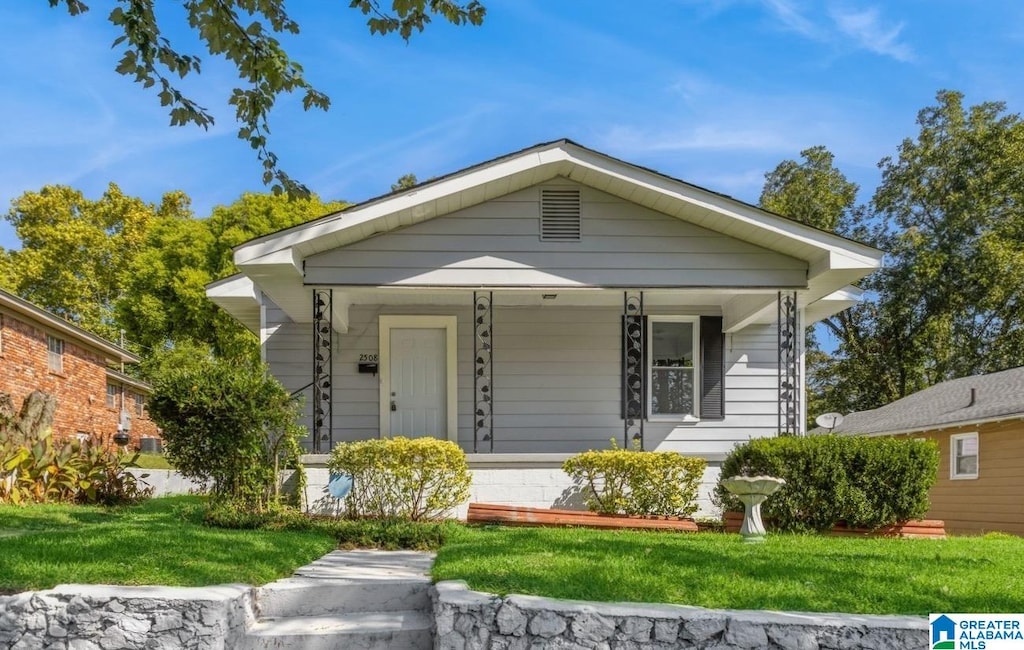 bungalow featuring a front lawn