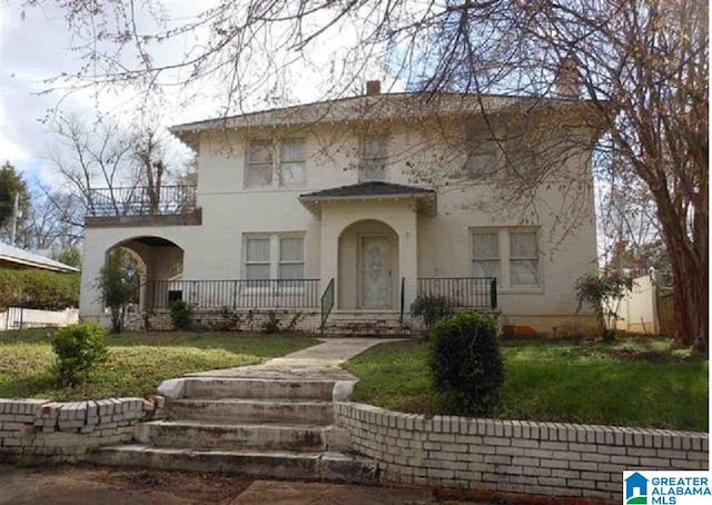 view of front facade with a front lawn and covered porch