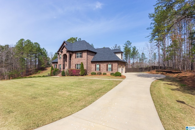 view of front of house featuring a front lawn