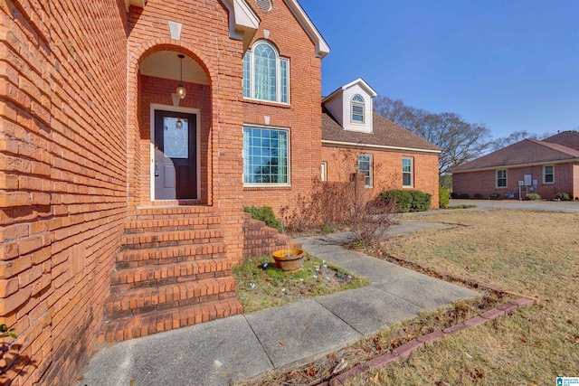 property entrance featuring a yard