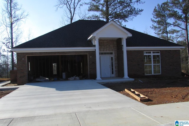 view of front facade featuring a garage